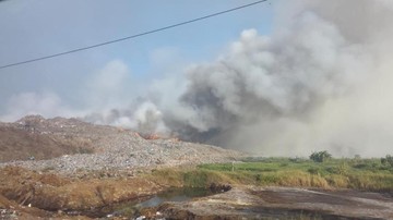 Update Kebakaran TPA Jatiwaringin: Api Belum Padam, Petugas Terkepung Asap