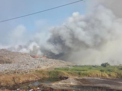 Update Kebakaran TPA Jatiwaringin: Api Belum Padam, Petugas Terkepung Asap