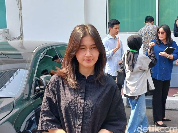 Kehadiran Keisya Levronka Dampingi Adik Hadiri Sidang di PN Jakarta Barat