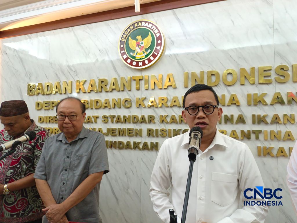 Kepala Barantin Abdul Kadir Karding berbareng Perkumpulan Pengusaha Sarang Burung Indonesia saat konvensi pers di kantornya, Jakarta, Rabu (1/7/2026). (CNBC Indonesia/Martyasari Rizky)