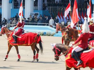 Parade Spektakuler HUT Bhayangkara ke-80