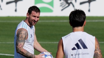 Ketika Messi 'Gelantungan' Bareng Spider-Man