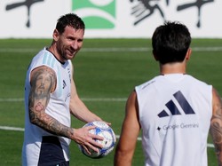 Ketika Messi Gelantungan Bareng Spider-Man