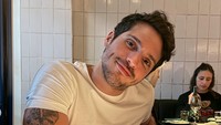 8 Foto Mathis Molinie, Chef Prancis Ganteng Digosipkan Jadi Pacar Baru Raisa