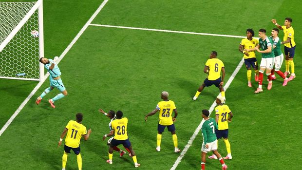 Soccer Football - FIFA World Cup 2026 - Round of 32 - Mexico v Ecuador - Estadio Azteca, Mexico City, Mexico - June 30, 2026 Ecuador's Enner Valencia with coach Sebastian Beccacece after being substituted REUTERS/Eloisa Sanchez