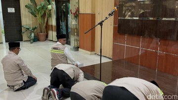 Kloter Haji Terakhir Tiba di RI, Menhaj Sujud Syukur
