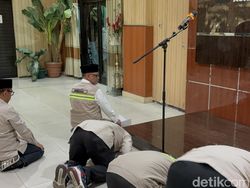 Kloter Haji Terakhir Tiba di RI, Menhaj Sujud Syukur