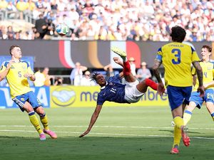 Andai Saja Tendangan Saltomu Gol, Olise