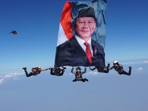 Momen Foto Prabowo Dikibarkan Penerjun Payung Polri di Langit