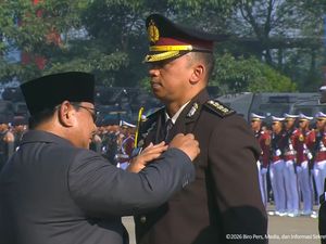 Prabowo Sematkan Penghargaan Bintang Bhayangkara Nararya ke 3 Personel Polri