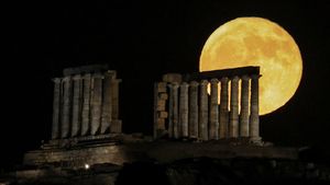 Pesona Purnama Stroberi di Atas Temple Poseidon