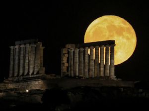 Pesona Purnama Stroberi di Atas Temple Poseidon