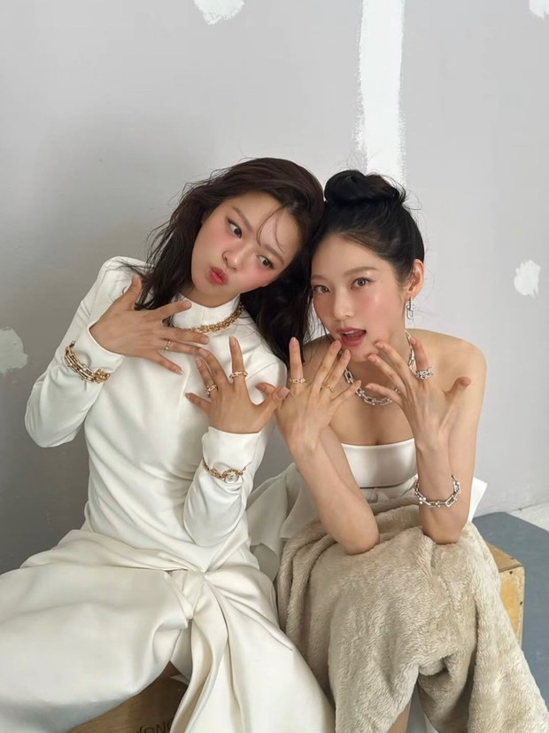 Jung Yeon TWICE dan Gong Seung Yeon menunjukkan kedekatan hangat mereka dalam hubungan kakak dan adik perempuan.