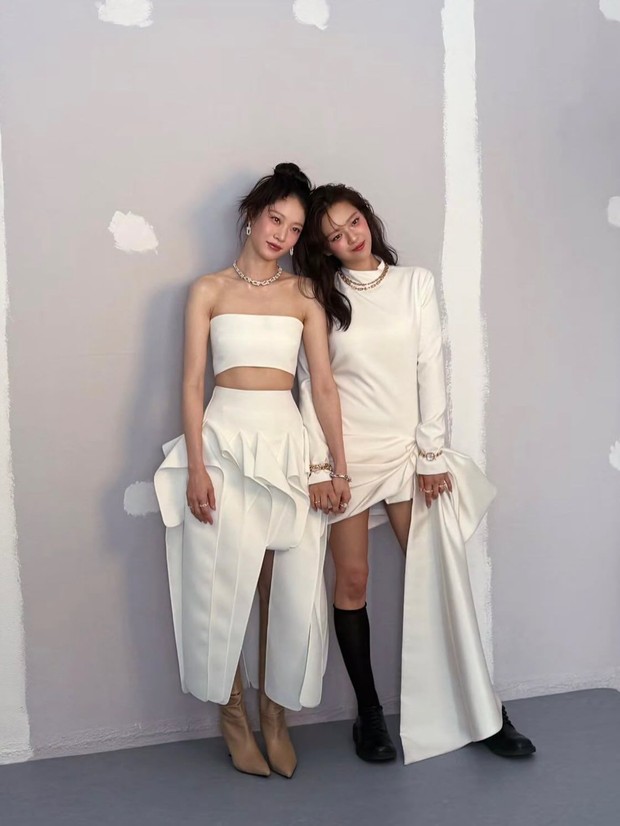 Potret Jung Yeon TWICE dan Gong Seung Yeon dalam pemotretan perdana bersama Harper's BAZAAR Korea.