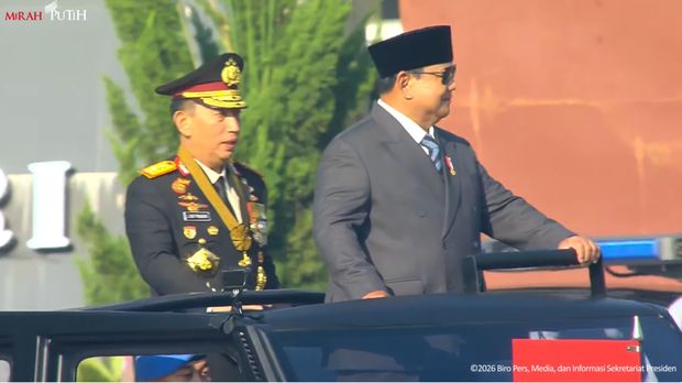 Presiden Prabowo Subianto didampingi Kapolri Jenderal Listyo Sigit Prabowo melakukan pemeriksaan pasukan Hari Bhayangkara ke-80, di Latsat Brimob Polri, Cikeas, Bogor, Rabu (1/7/2026).
