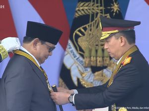 Kapolri Kalungi Prabowo Medali Kehormatan Loka Praja Samrakshana