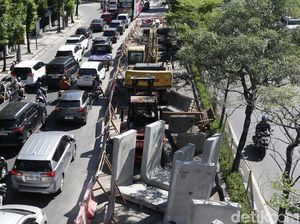 Proyek Gorong-gorong Jalan Moestopo Makan Badan Jalan Bikin Macet