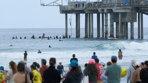 Lifeguard Muda San Diego Terjun dari Dermaga untuk Aksi Penggalangan Dana