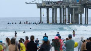 Lifeguard Muda San Diego Terjun dari Dermaga untuk Aksi Penggalangan Dana