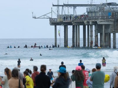 Lifeguard Muda San Diego Terjun dari Dermaga untuk Aksi Penggalangan Dana
