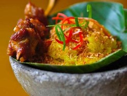 Resep Camilan: Ketan Kuning Serundeng
