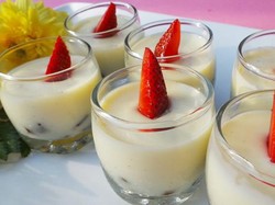 Resep Dessert: Panna Cotta Kurma dan Strawberry