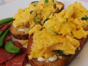 Resep Roti: Scrambled Eggs Toast With Smoked Beef