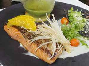 Resep Seafood: Grilled Salmon with Basil Cream Sauce