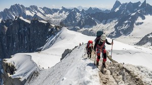 Salju Melunak Imbas Panas Ekstrem, Jalur Pendakian Mont Blanc Kian Berisiko