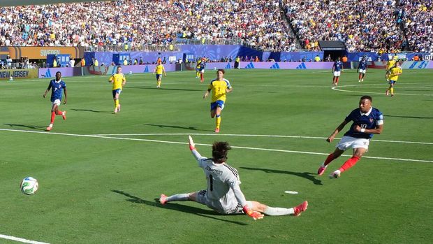 Soccer Football - FIFA World Cup 2026 - Round of 32 - France v Sweden - New York New Jersey Stadium, East Rutherford, New Jersey, U.S. - June 30, 2026 France's Kylian Mbappe scores a goal that was later disallowed REUTERS/Omar Aziz
