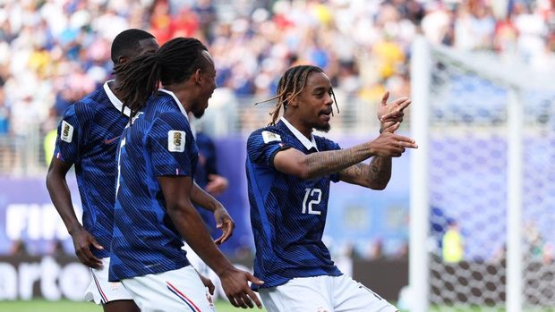 Soccer Football - FIFA World Cup 2026 - Round of 32 - France v Sweden - New York New Jersey Stadium, East Rutherford, New Jersey, U.S. - June 30, 2026 France's Bradley Barcola celebrates scoring their second goal with France's Ousmane Dembele and France's Jules Kounde REUTERS/John Sibley