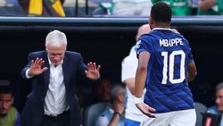 Video: Momen Deschamps Hormat ke Mbappe Seusai Cetak Brace Vs Swedia