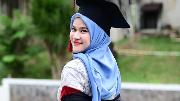 Uty Bonita Anggun Berhijab di Hari Wisuda S2