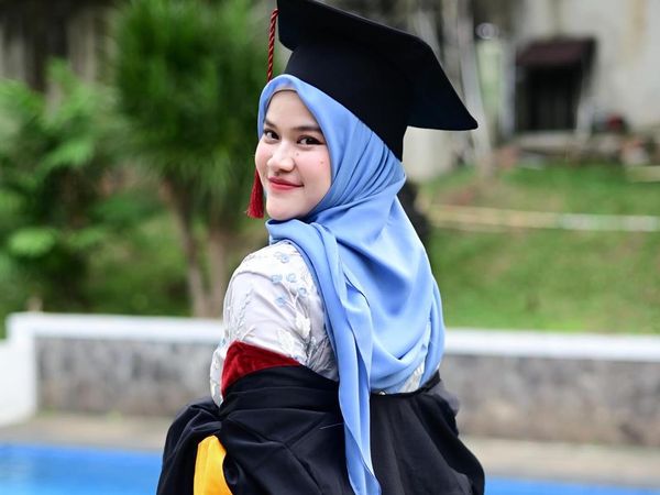 Uty Bonita Anggun Berhijab di Hari Wisuda S2