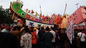 Warga Tionghoa Arak Replika Tongkang Jelang Ritual Bakar Tongkang