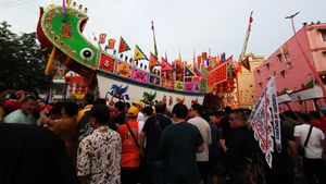 Warga Tionghoa Arak Replika Tongkang Jelang Ritual Bakar Tongkang