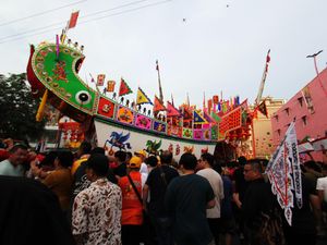 Warga Tionghoa Arak Replika Tongkang Jelang Ritual Bakar Tongkang