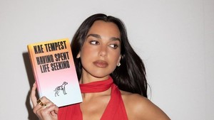 Aksi Dua Lipa Dirikan Perpustakaan Buat 100 Buku Terlarang