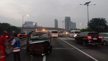 Gegara Asap Knalpot, Alphard Ringsek Usai Tabrak 'Pantat' Truk di Tol Dalkot