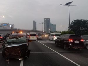 Alphard Ringsek Tabrak Bokong Truk gegara Asap Knalpot Truk Ngebul