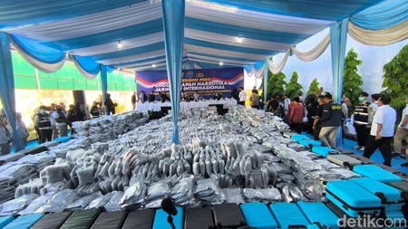 Penangkapan Besar-besaran 3,37 Ton Kuncup Ganja Bahan Baku Cairan Vape