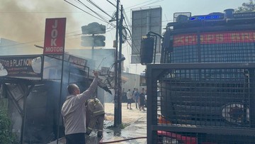 Brimob Kerahkan Water Cannon Bantu Padamkan Kebakaran Kios di Tangsel