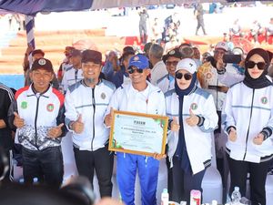 Bupati Bone Andi Asman Dianugerahi Penghargaan PGRI Sulsel