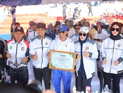 Bupati Bone Andi Asman Dianugerahi Penghargaan PGRI Sulsel