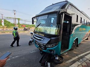 Terobos Lampu Merah, Bus Tabrak Pemotor hingga Tewas di Serang