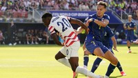 Balogun Kena Kartu Merah, Netizen Ramai Bandingkan dengan Messi
