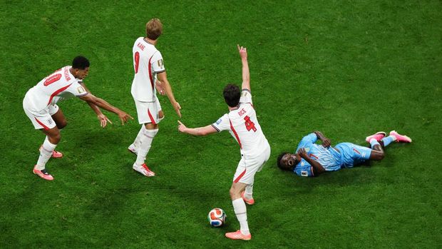 Soccer Football - FIFA World Cup 2026 - Round of 32 - England v DR Congo - Atlanta Stadium, Atlanta, Georgia, U.S. - July 1, 2026 England's Jude Bellingham reacts after fouling DR Congo's Nathanael Mbuku before receiving a yellow card REUTERS/Siphiwe Sibeko     TPX IMAGES OF THE DAY