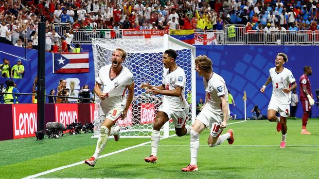 Soccer Football - FIFA World Cup 2026 - Round of 32 - England v DR Congo - Atlanta Stadium, Atlanta, Georgia, U.S. - July 1, 2026 England's Harry Kane celebrates scoring their first goal with Jude Bellingham and Anthony Gordon REUTERS/Bernadett Szabo     TPX IMAGES OF THE DAY