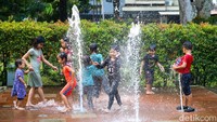 Libur Sekolah, Air Mancur Taman Puring Jadi Favorit Anak-anak