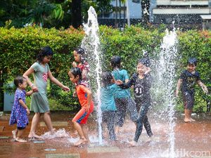 Libur Sekolah, Air Mancur Taman Puring Jadi Favorit Anak-anak